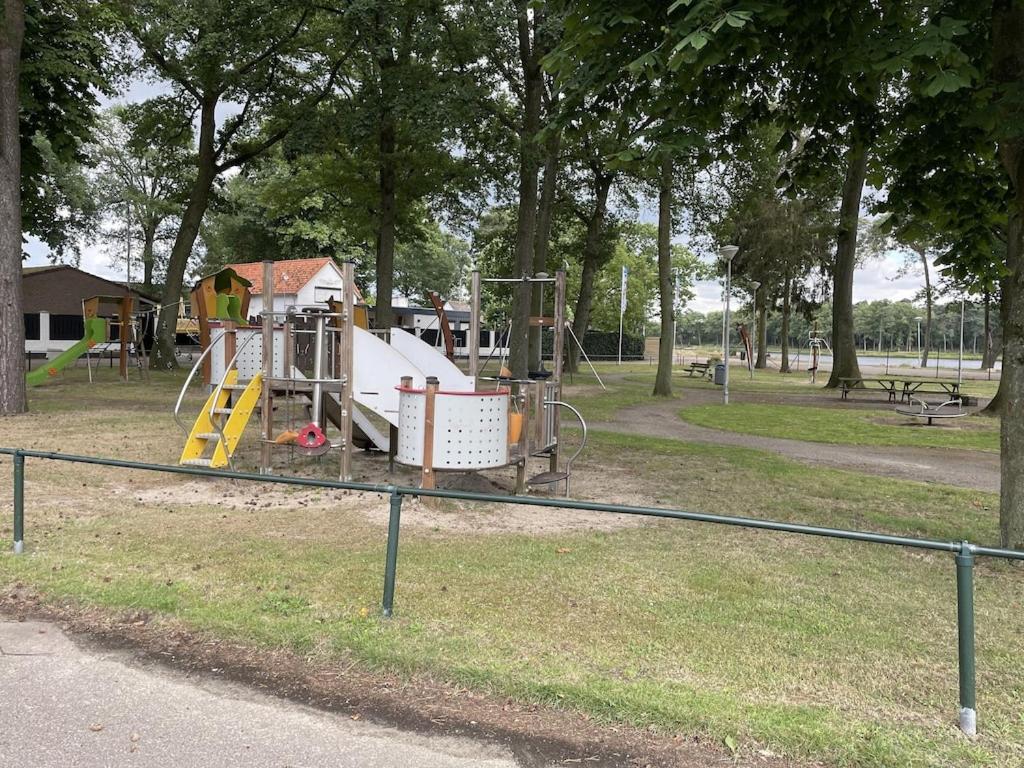 Freistehendes Ferienhaus Am See Naehe Roermond Heel Eksteriør billede
