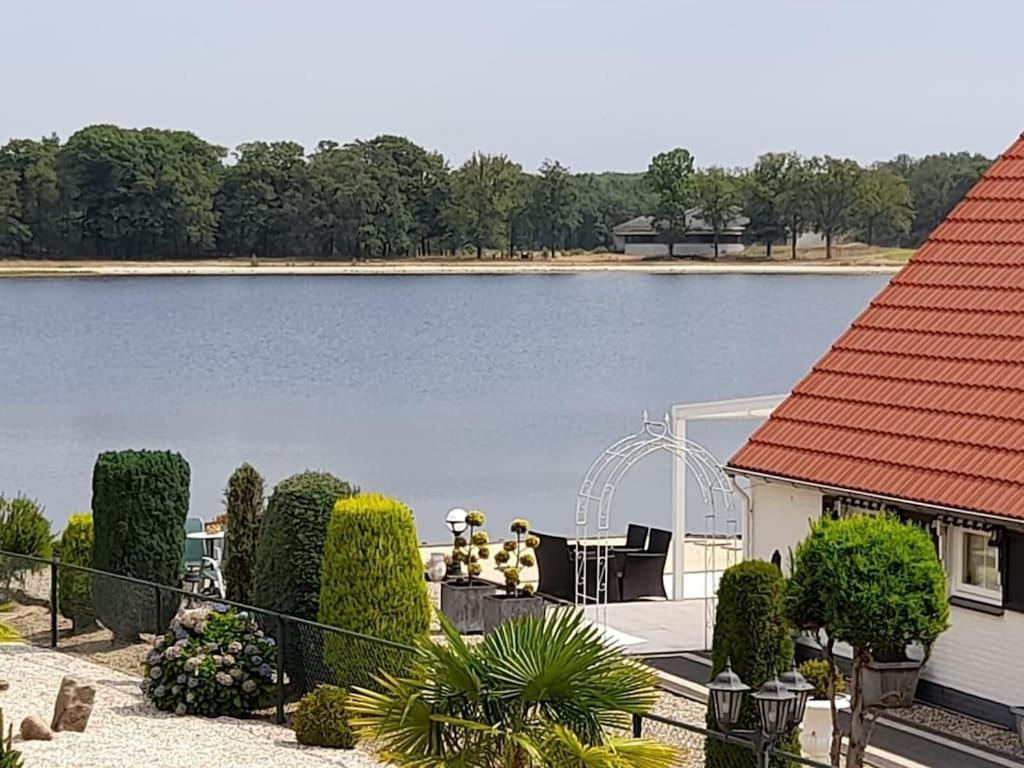 Freistehendes Ferienhaus Am See Naehe Roermond Heel Eksteriør billede